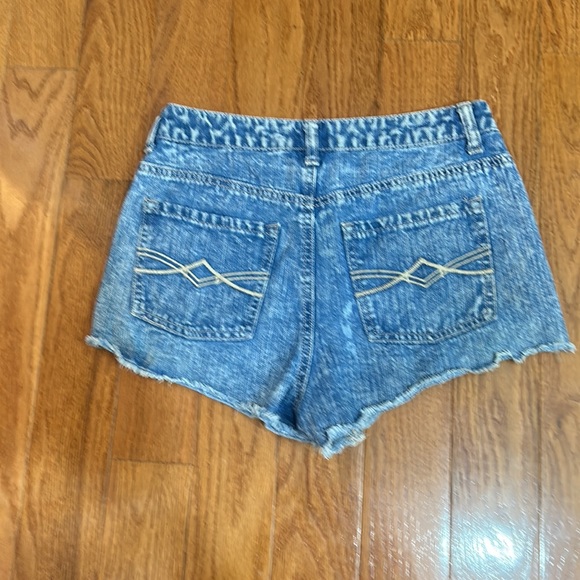 MUDD DISTRESSED ROW HEM DENIM SHORTS IN SIZE 5 - Picture 3 of 4